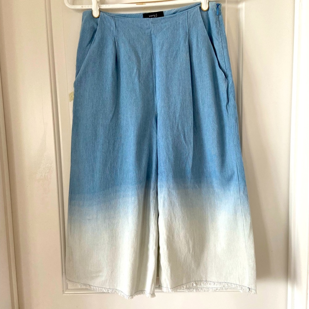 Cropped pants with a side zipper